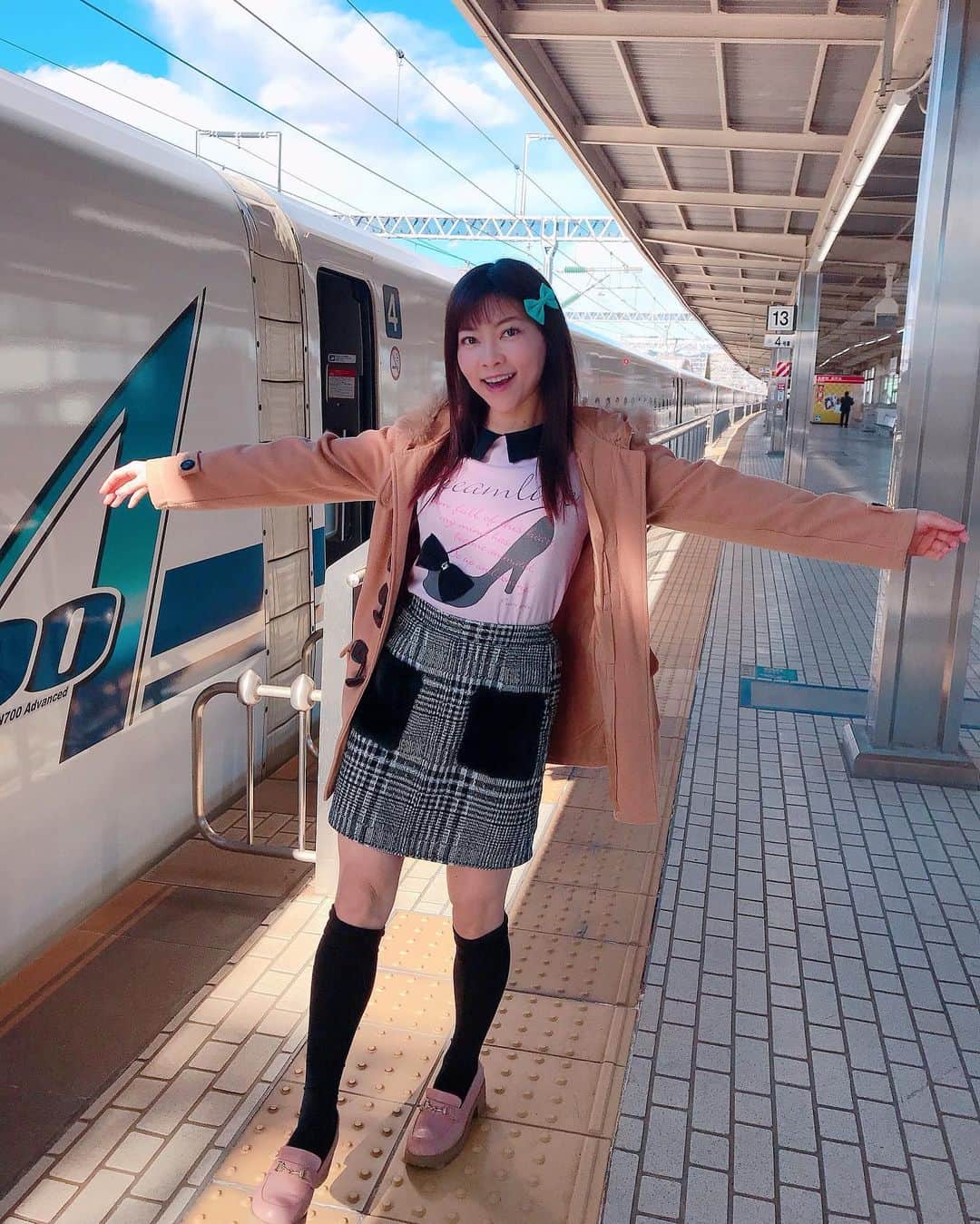 のインスタグラム：「はろぉ💗💖今日は猫の日にゃんだーわたしの日にゃーん→なんで？笑ってつっこんでね❤️💗💖  キティちゃんと猫が🐈🐈🐈好きだからだよう❤️  MIYAのYouTubeチャンネルですぅ💖　 http://youtube.com/miyaasian   ぜひチャンネル登録してにゃん💖  すでに登録してくれたみなさんは、本当にどうもありがとうございますっっ💞✨❤️ニャン❤️  旅やホテルの宿泊レポートやグルメをメインに載せていくよぉ💗💖  写真はこの前行ってきた湯河原行った時に乗った新幹線こだまだよー🚅🚅  #ユーチューバー #新幹線 #小田原駅 #小田原駅ホーム #新幹線ホーム #乗り鉄女子  #YouTuber #youtube #動画 #インフルエンサー #インスタグラマー #旅インフルエンサー #旅行記 #グルメ女子 #グルメ #グルメレポ #ホテル #宿泊レポ #ホカンス #ワーケーション #ホテルステイ #旅好き女子#subscribe4subscribe #sub4sub #チャンネル登録 #トラベル #トラベラー #旅好き #グルメインフルエンサー #グルメスタグラム #グルメインフルエンサー」