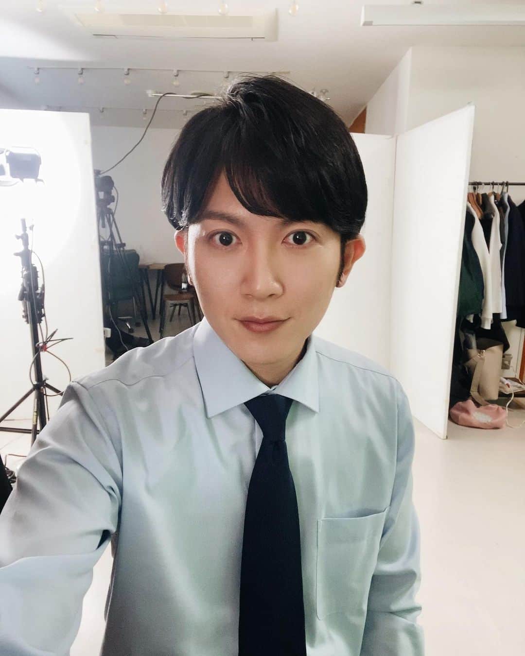 安達雅哉のインスタグラム：「⁡ CM撮影してきました。 また公開されたらお知らせします🙋🏻‍♂️ ⁡ #CM撮影 #俳優仕事  #スーツ」