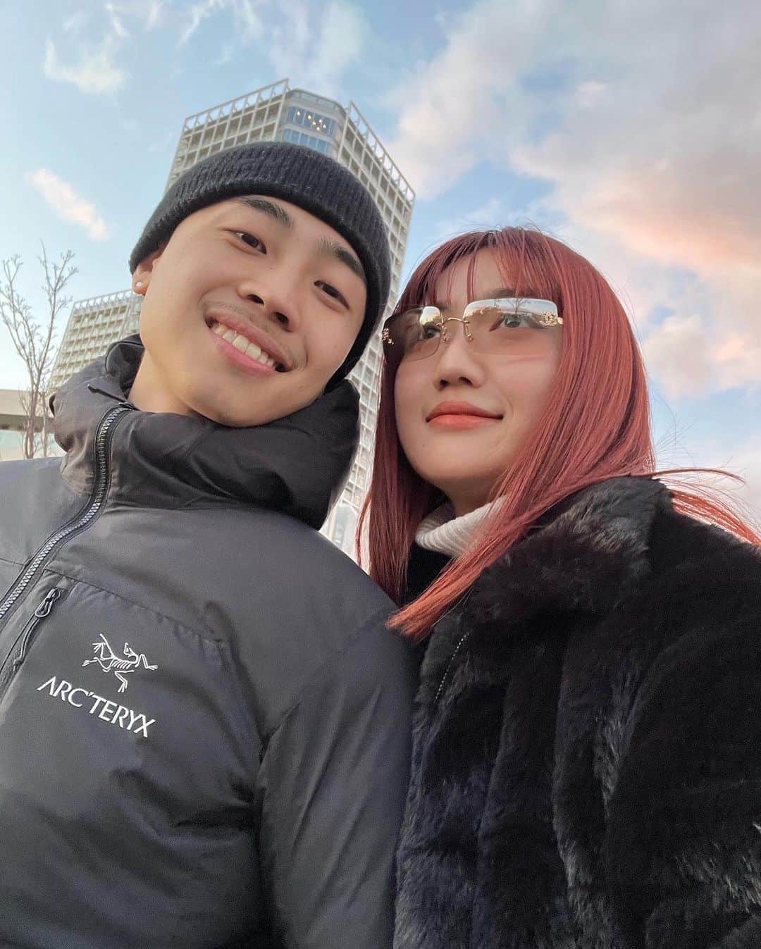 河崎みーなのインスタグラム：「HAPPY BIRTHDAY🌏💕  自分のお誕生日なのにお祝いしてくれてありがとうって お花買ってきてくれる人💐  わざわざお花屋さんで買ってきてくれたのに これ綺麗だった！って造花のお花買ってきちゃうそうゆう ちょっと天然な所も愛しいよ✨  MYベストパートナー👩🏻‍❤️‍👨🏻いつもありがとう💕 . .」