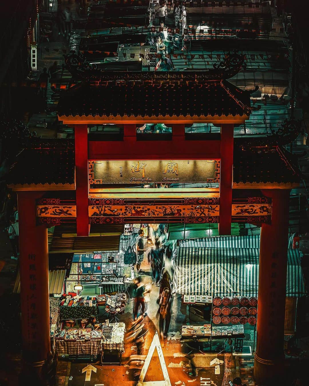 HAYAMI HANNAH ハナさん ど田舎さんのインスタグラム写真 - (HAYAMI HANNAH ハナさん ど田舎Instagram)「Classic Vibes 🇭🇰 Temple Street.  HomeKong 852  Have a nice weekend 👋 . 早く香港へ行けますように。  .  ————————— @sonyalpha 7MR3 @tamronjp 2875  A36 ————————- 📸 ©︎Hana Hana  Photograph by @hayamihannah  Feel free to contact and follow me :) Thanks!   @discoverhongkong  @discoverhongkong.jp  @hongkong.explore  @hk_express_jp  @killaframez  @picsofhk  .⁣ .⁣ .⁣ .⁣ ⁣#hayamihannah #picsofhk #chinedistinations  #lcinegrams #homekong ⁣ #lensbible ⁣ #citygrammers #streetleaks ⁣ #streetfinder ⁣ #hongkonginsta ⁣ #HongKongExplore  #streetclassic ⁣ #bcncollective ⁣ #hongkongtravel ⁣ #visualhongkong ⁣ #awesomehongkong ⁣ #explorehongkong ⁣ #unlimitedhongkong ⁣ #urbanromantix #killaframez ⁣ #citygrammers ⁣ #artofvisuals ⁣」2月22日 16時59分 - hayamihannah