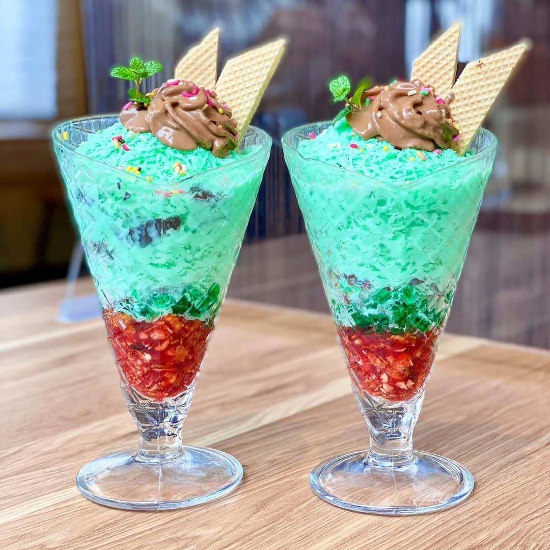 チョコミント大学生うしくろさんのインスタグラム写真 - (チョコミント大学生うしくろInstagram)「🍧 #駒沢カフェ #駒沢かふぇ　  【 駒沢かふぇ パウダリーチョコミント 】  駒沢大学駅近くにある、かき氷が食べられるカフェバー @komazawacafe さんのチョコミント🍧  粉雪のようにサラサラとした食感の チョコミントのかき氷です😳🌨  ✎𓂃𓂃𓂃𓂃𓂃𓂃𓂃𓂃𓂃𓂃𓂃𓂃𓂃𓂃𓂃𓂃𓂃𓂃𓂃𓂃  🍫チョコ感：☆☆☆++ 🌿ミント感：☆☆☆ 😍甘さ：☆☆☆☆+  💰税込価格：850円 / 1個 🗾販売場所：駒沢かふぇ さん 🚉アクセス：駒沢大学駅 駒沢公園口から徒歩3分くらい  ✎𓂃𓂃𓂃𓂃𓂃𓂃𓂃𓂃𓂃𓂃𓂃𓂃𓂃𓂃𓂃𓂃𓂃𓂃𓂃𓂃  パフェのような見た目ですが、サラサラかき氷！！  まろやかなミントミルクの味で、 スッとミントが優しく駆け抜けます🍃  表面は溶けかけてくっついても、 中を掘るとまたサラサラなミント氷が😳笑  上には、カフェモカのエスプーマがのっていて チョコだけでなくコーヒーのビターな味も楽しめて 珍しくて面白いですよね☕️☺️  下にはミントゼリーがあり、 底は自家製いちごジャムとグラノーラでした🍓  ✎𓂃𓂃𓂃𓂃𓂃𓂃𓂃𓂃𓂃𓂃𓂃𓂃𓂃𓂃𓂃𓂃𓂃𓂃𓂃𓂃  ミスター黒猫さん @mr_kuroneko と ご一緒させていただきました🐈‍⬛🥞  モンブランスタイルさんに連れて行っていただき、 カフェ巡りさせていただいたんです！！！ ※6枚目〜  ありがとうございました☺️ 　　   #チョコミント #チョコミントかき氷 #usiqlo_tokyo #田園都市線グルメ   #chocolatemint #ミントチョコ #mintchocolate #mintchocolatechip #チョコレート #チョコミン党  #チョコミント大学生 #うしくろくん #민트초코 #민트 #jmt #맛스타그램 #먹스타그램 #도쿄카페 #좋아요 #민초단 #薄荷巧克力」2月22日 17時00分 - usiqlo