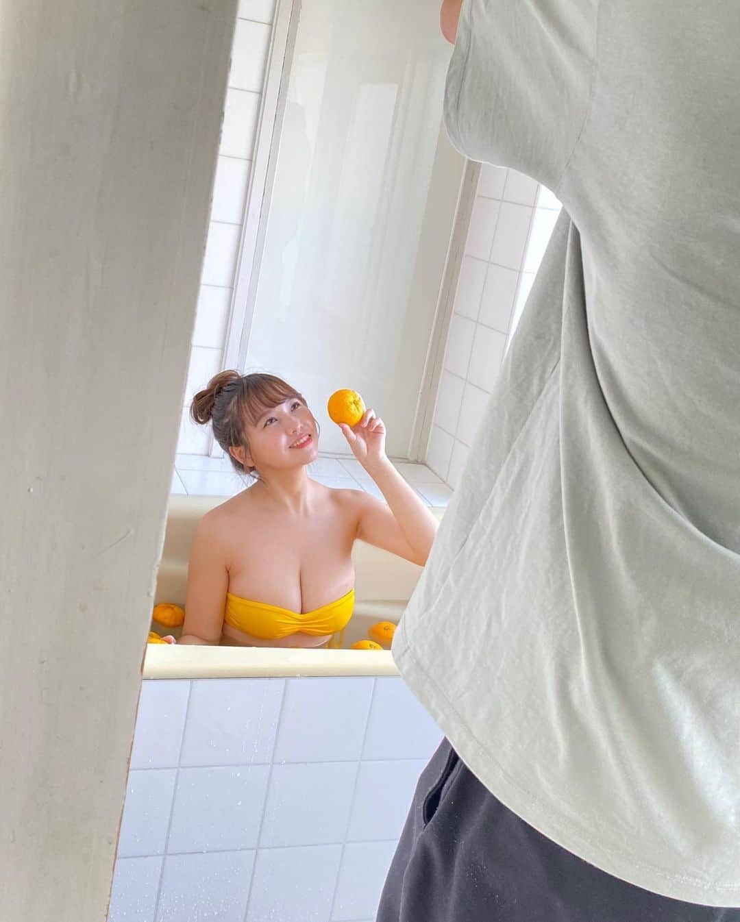 本郷柚巴のインスタグラム：「今日発売のDOLCE Vol.3では 表紙を飾らせていただきました🍊  めちゃくちゃ柚子に囲まれた〜☺️  すごく楽しかったです🥰 是非チェックよろしくお願いします👀  #オフショット」