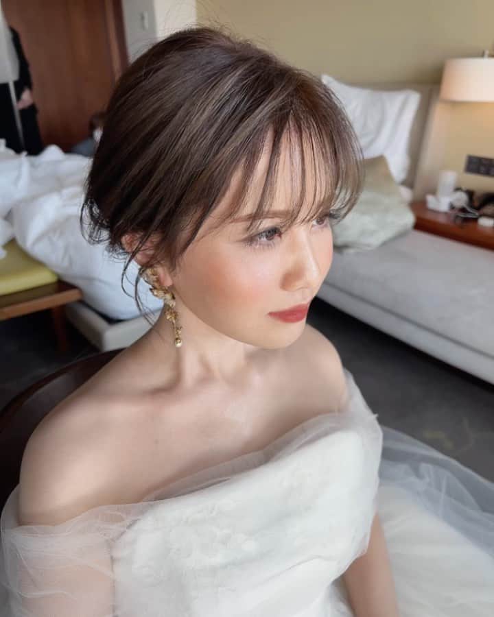 服部由紀子のインスタグラム：「ツヤメイクに合わせたスタイリングは、 ナチュラルだけど、繊細な動きを表現したシンプルヘア。  顔周りのちょっとした細かい動きが大切…😮‍💨  みづきさんは、その表現がわかってくれるから、指名したかった！と教えてくださいました。  『優しく、丁寧に、想いを持って』  人への接し方も、 仕事の仕方も同じ…。  大切にしよっと。  アクセサリー @fio_da_aranha 東京 @ceu.tokyo  名古屋 @ceu_wedding   ※ウェデングの当日、前撮りのご依頼はサロンにお問い合わせください♪ 私が埋まっている場合、 私の代わりに同じ想い、同じ技術のスタッフもいます😌✨  東京 03-6712-6422 名古屋 052-746-9009  ーーーーーーーーーーーーーーーーーー  #プレ花嫁#東京花嫁#横浜花嫁#前撮り#結婚#大阪花嫁#ホテルウェディング#出張ヘアメイク#和装ヘア#ヘアメイク#白無垢ヘア#パレス花嫁#関西花嫁#ウェディングブーケ#ウェディングブーケオーダー#ウェディングブーケ#ブーケ#東京前撮り#名古屋花嫁#丸の内前撮り#パレスホテル東京  #前撮りヘア」