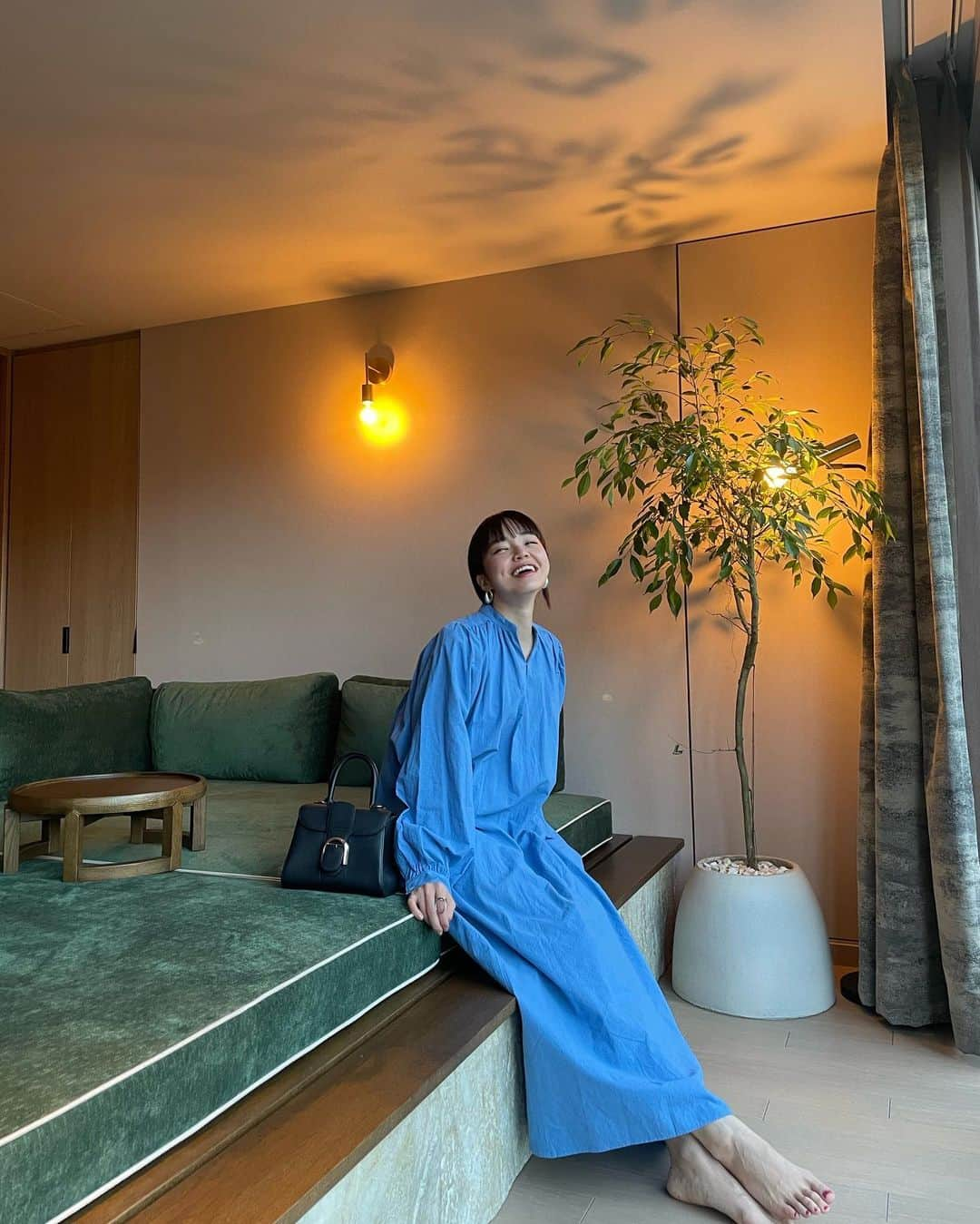 春名亜美さんのインスタグラム写真 - (春名亜美Instagram)「春服着たよ💙 #後ろでケンカしてる😇 ・ #ワンピース @fromfirstmusee  #bag @delvaux  ・ ・ ・ #fromfirstmusee #delvaux #ママコーディネート #ママコーデ　#シャツワンピ #シャツワンピース #フロムファーストミュゼ」2月22日 18時02分 - amiharunaami