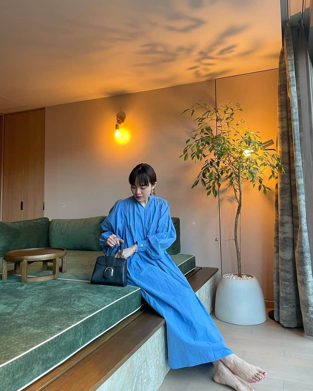 春名亜美さんのインスタグラム写真 - (春名亜美Instagram)「春服着たよ💙 #後ろでケンカしてる😇 ・ #ワンピース @fromfirstmusee  #bag @delvaux  ・ ・ ・ #fromfirstmusee #delvaux #ママコーディネート #ママコーデ　#シャツワンピ #シャツワンピース #フロムファーストミュゼ」2月22日 18時02分 - amiharunaami