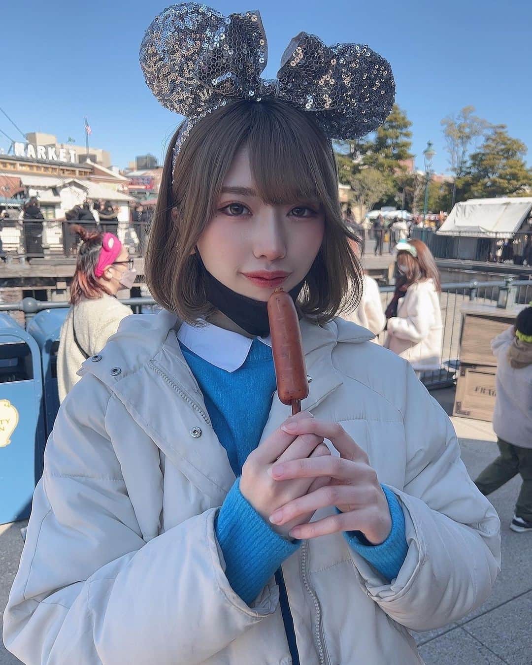 SHINTANITOUKOのインスタグラム：「何億光年ぶりかにディズニーシー いってきた🏰🐭❤️ 夢の国はやっぱ楽しいねー！ 次はランドいく👸✨  #ディズニーランド #ディズニーシー #ディズニー #disney #disneysea #disneyland #夢の國 #ミニーちゃん #カチューシャ #ディズニーコーデ #コーデ #code #水色 #ニット #ウィンナー #味濃いめが好き #ボブ #ビジョビ #レースクイーン #racequeen」