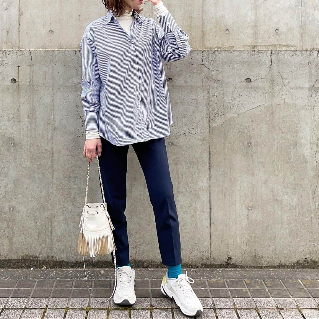 mmk__56のインスタグラム：「2022.2.22 . . カラーソックスがポイント🧦🦕 . シャツ/タートル… urbanresearch パンツ… @zara  バッグ… @jandmdavidson  スニーカー… @nike  .  #ママコーデ#ママファッション#今日の服#今日のコーデ#着回しコーデ#プチプラコーデ#シンプルコーデ#ロカリ#大人カジュアル #locari#ootd_kob#mamagirl#jandmdavidson#m2ktekno#ナイキスニーカー#スニーカーコーデ#シャツコーデ#ストライプシャツ#ザラコーデ#カラーソックス#ソックスコーデ#ファミマソックス#ナイキコーデ」