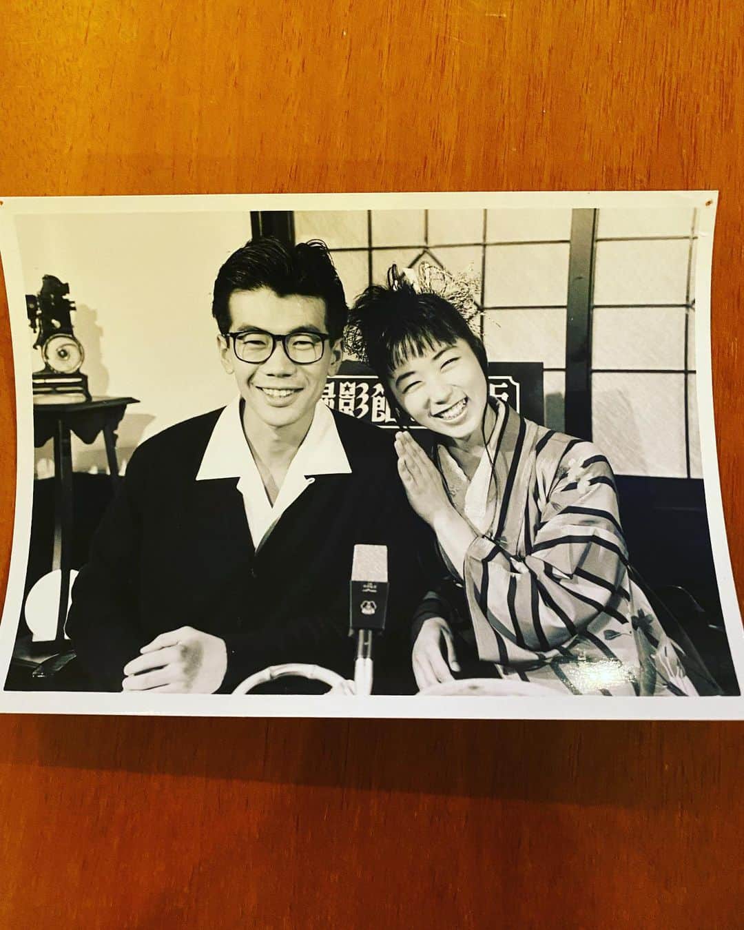 中井美穂のインスタグラム：「昨日ニッポン放送『高田文夫のラジオビバリー昼ズ』生放送にお邪魔しました！ 久しぶりに高田文夫さんと松本明子ちゃんとの弾丸トーク楽しかったです❤️（4枚目） スタジオを出たら！！！ 上柳昌彦さんがいらっしゃいました。  上柳さんとは、私が1987年にフジテレビのアナウンサーになって一番最初のレギュラー番組『録映館』で司会をご一緒していました。 新着ビデオ！（懐かしい響き）をDJスタイルでご紹介する番組で、当時ニッポン放送のアナウンサーだった上柳昌彦さんと新人アナの私が深夜に かなりラフにゆるーくたのしーく放送していました。何故か着物を着ていたり最終回は旅館でロケしたりとバブル時代の臭いがぷんぷんしてましたねー。残念ながら半年で番組は終わってしまったのですが、映画や音楽が大好きだった私にとって心から楽しんだ番組でした！  あれから、35年！ 2人はこんな感じになりました😁3枚目をご覧ください✊  #上柳昌彦あさぼらけ  #ニッポン放送 #高田文夫のラジオビバリー昼ズ」
