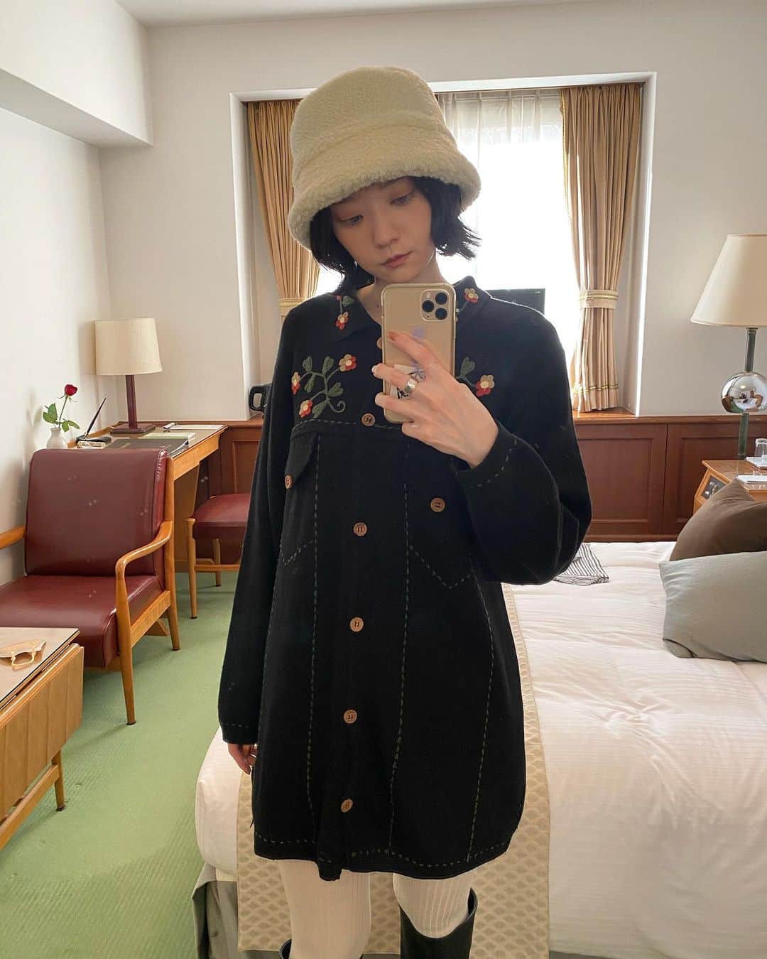 藤井祥子のインスタグラム：「🌹🌿  knit  @garden730  wool ribbed tights @marcomonde_official」
