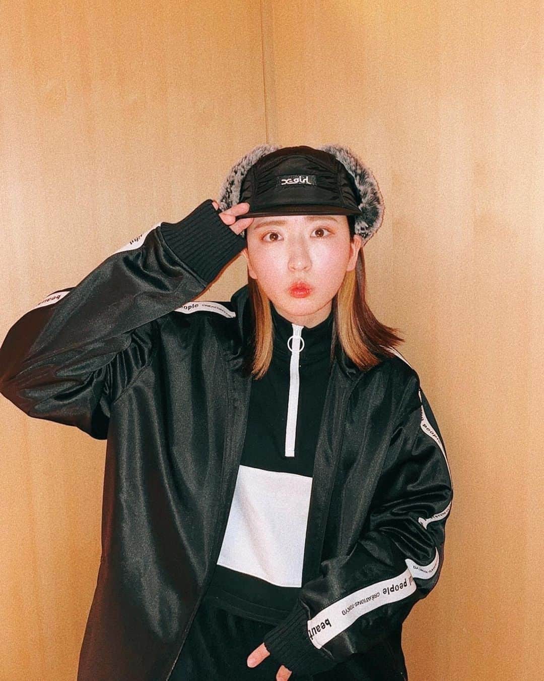 にこのインスタグラム：「みゆがお誕生日プレゼントにくれたジャージめたんこかわいい🤒」