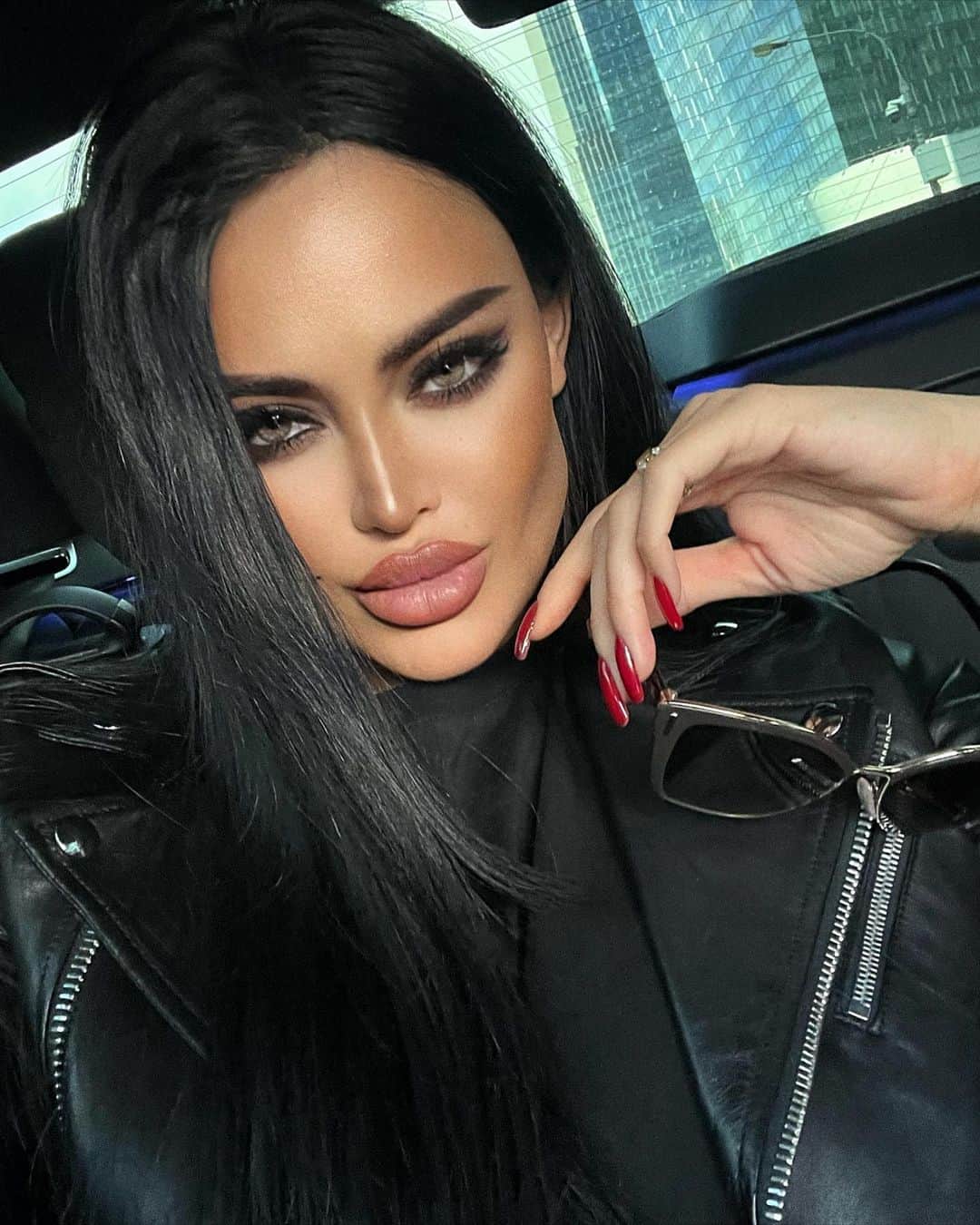 Nita Kuzminaのインスタグラム：「Никогда не подумала бы, что со временем Я бòльшую часть инста-жизни стану публиковать в stories, нежели в профиль. Как показывает практика, людям интересен больше life контент «здесь и сейчас».  Я права? 😈  #СовершеннаяЖенщина」
