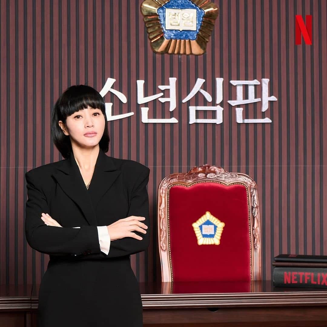 キム・ヘスのインスタグラム：「👩🏻‍⚖️2월25일🔥🙌🏻  Repost & ©️®️➡️• @netflixkr 소년범에 대한 균형잡힌 시각을 전하기 위한 제작 스토리, 현장을 압도하는 배우들의 카리스마. 기대감 한도 초과하게 만든 <소년심판>의 감독과 작가 그리고 각자의 소신대로 소년범죄를 풀어나갈 4명의 판사를 제작발표회에서 만났습니다.  #소년심판 #JuvenileJustice #김혜수 #KimHyeSoo @hs_kim_95 #김무열 #KimMooYeol #이성민 #LeeSungMin #이정은 #LeeJungEun #홍종찬감독 #김민석작가 #넷플릭스 #Netflix - #김혜수 #KimHyeSoo #갓혜수 #lovehyesoo #金憓秀 #金惠秀」