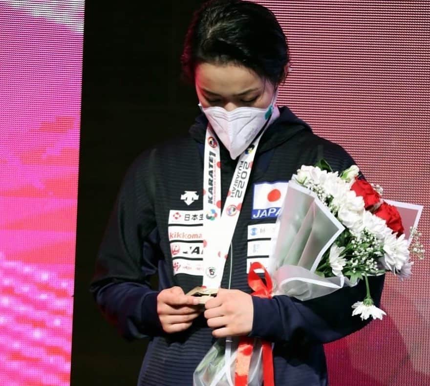 清水希容さんのインスタグラム写真 - (清水希容Instagram)「Gold🥇at UAE 🇦🇪 Premier League   As it has been some time since my last win, words cannot express the moment when I received my gold medal.   I was very, very happy.  I was also very nervous since it has been almost 2 years since my last international competition. The competition rules have changed since the Olympics as well, as we reverted back to the bracket system while keeping the point system to determine the winner of each round.   I will cherish this moment and be grateful for my win, and will continue to work hard and continue moving forward.  Thank you so much.  UAE🇦🇪PL  優勝することができました。  ここ最近は、優勝から遠のいていたので、 金メダルを貰えた時は、なんとも言えない気持ちでした。  とても、とても、嬉しかったです。  海外での試合も2年ぶりということもあり、緊張感がありました。 ルールも変わり、点数制ではありますが、対戦形式での試合でした。  今回の喜びをしっかり噛み締め、この優勝に感謝して、また精一杯精進していきたいと思います。  ありがとうございました。  #karate#female#kata#UAE#premierleague#karate1#thankyou#happy」2月22日 19時55分 - kiyou_1