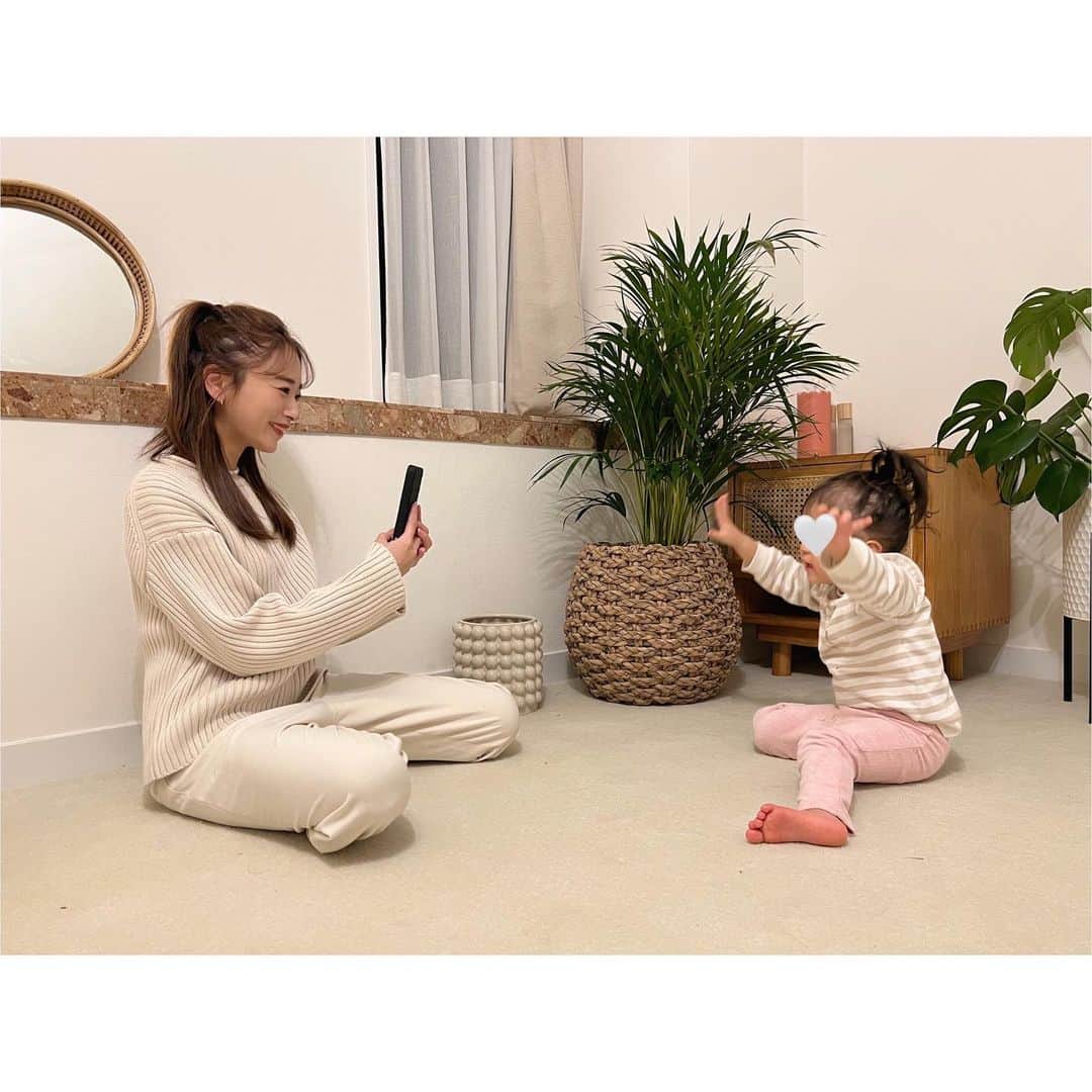 近藤千尋のインスタグラム：「ハイっチーズとすると 全力でポージングする２歳💕笑 最近は言葉も増えてきて イヤイヤが減った気がする😢！！  アンバサダーをさせて頂いている Mirafeelさん (@mirafeel_diaper)のサイトから アンケートに答えると おひるねアートが貰える キャンペーンやってます🥰💓  美羽と一緒に遊んでみた😍  更に写真を投稿したら抽選でMirafeelさんの オムツが貰えるかもしれないんだって❣️  素敵な投稿には私もいいねしに行きます❤️ 是非チェックしてみてね💓  #mirafeel #ミラフィールアート #pr」