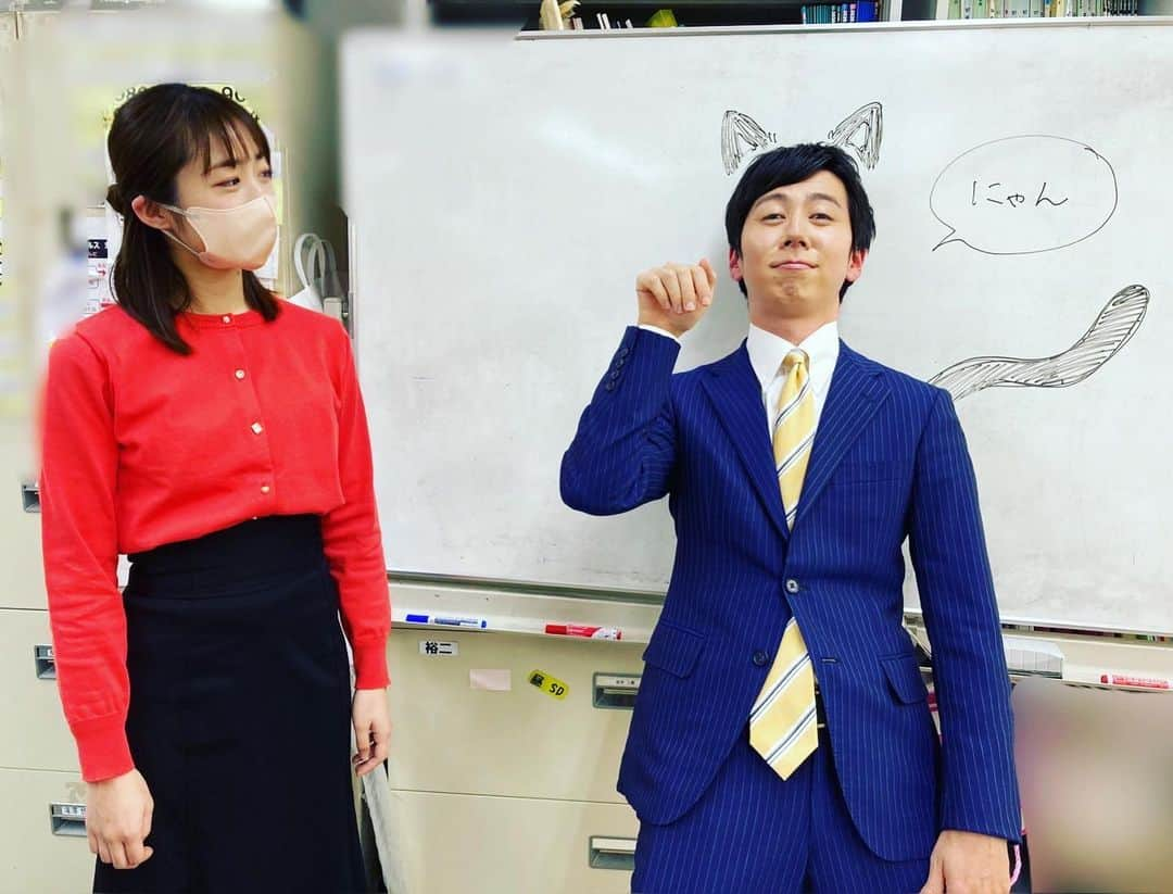 滝澤悠希さんのインスタグラム写真 - (滝澤悠希Instagram)「きょう「2月22日」は、 「ニャンニャンニャン」の語呂合わせで、 「猫の日」なんだそうです。 特に今年は、20「22年」2月22日なので、 「スーパー猫の日」なんだそうです。 すみちゃん（ #住本結花 アナウンサーのことです）に、 「それっぽい写真を撮りたい」とお願いしたら、 さっとホワイトボードにペンを走らせ、 こんな写真を撮ってくれました。 #高橋礼子 アナウンサーには、 冷たい目で見られました。 周りの人たちからは、「腹立つ顔」と言われました。 30歳、滝澤悠希、元気です。 #猫 #猫の日 #スーパー猫の日  #ニャンニャンニャン #にゃんにゃんにゃん  #めんこいテレビ #アナウンサー」2月22日 20時33分 - yuki_takizawa_sbs