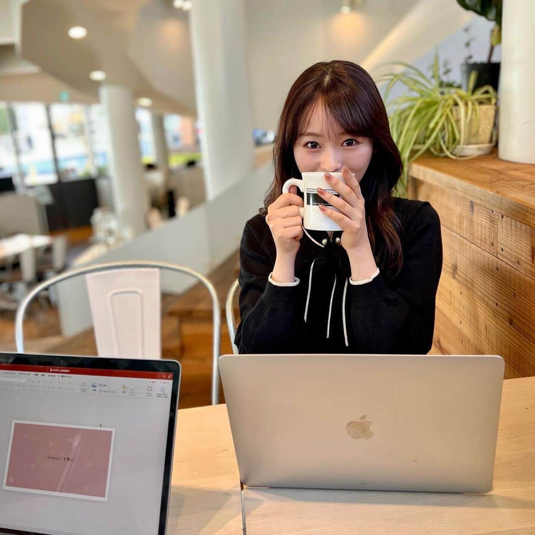 のインスタグラム：「. ずっと楽しみにしてたけど緊張してた予定の帰り🌱 終わってカフェでほっとしてたら、ずっとニヤニヤしてたみたいで写真全部ニヤついてた☕️😌笑  . . そして、時間をかけて作ってきたものが形になってきていて嬉しい😆早く皆に見せたいなぁ。 見せたくて仕方ないので匂わせ💻🌸 . . . . . #代官山カフェ #代官山ランチ」