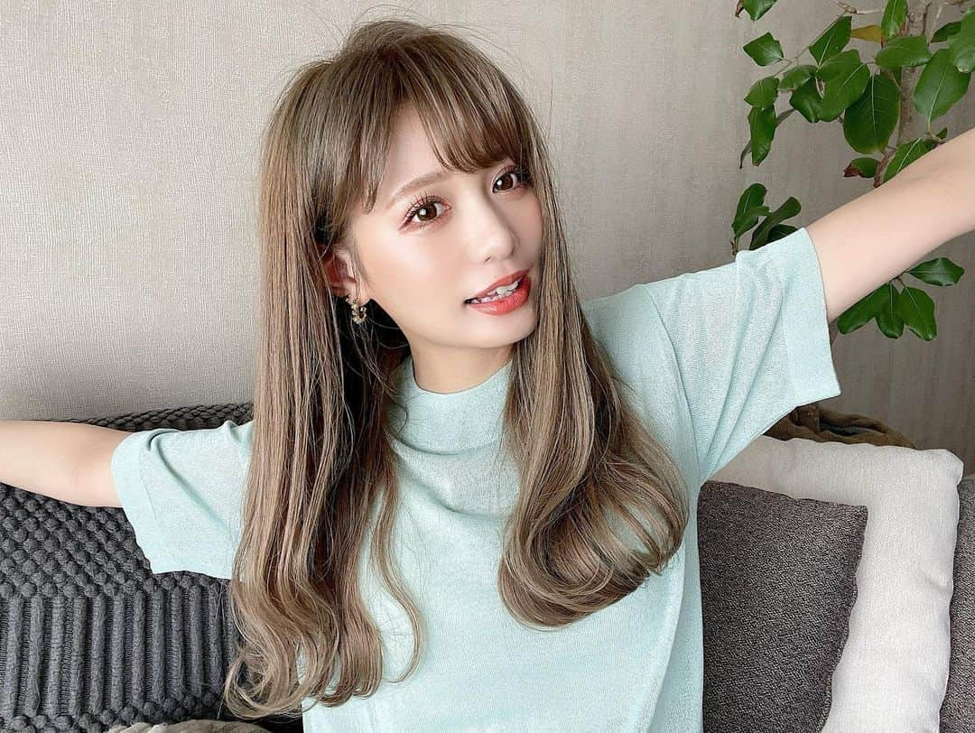 伊藤実祐さんのインスタグラム写真 - (伊藤実祐Instagram)「何枚目がお好みデスカ？🥰😇😎🥱 ⁡ リクエスト頂いたので、投稿にも残しておく。♡ ⁡ Let's hug ... \(◡̈)/ 💘 ⁡ ⁡ ⁡ #hug #ハグ #イエベ秋 #イエベ #ブリーチカラー #アッシュベージュ #透明感カラー #外国人風カラー #ハイトーンカラー #まつげ美容液 #自まつ毛 #ラッシュリフト #ラッシュアディクト #Nexter #ネクスター#Nextercreatist #伊藤実祐 #いとうみゆ #みゆちゃい ⁡」2月22日 20時29分 - miyu.61