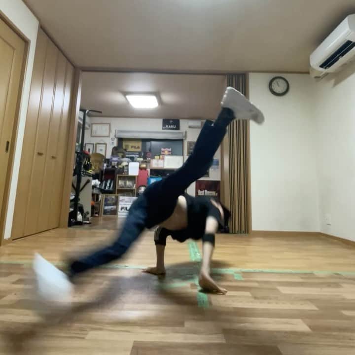 のインスタグラム：「@bboy_tsukki what a crazy round at #cypherinthehousevol2   #beatflo  #breaking  #bboying  #powermoves  #bboy #街舞 #舞蹈 #霹靂舞 #style  #bboystyle  #bboyforlife  #hiphop #嘻哈」