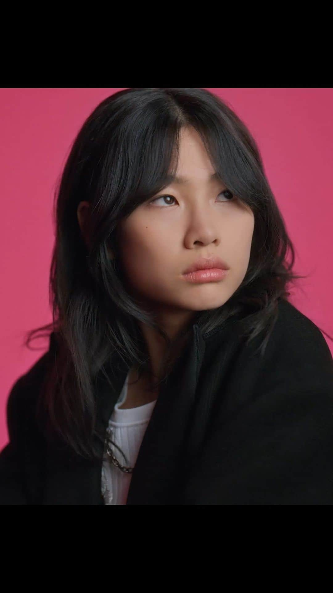 チョン・ホヨンのインスタグラム：「#Hoyeon for #LVSS22. The Actress and #LouisVuitton House Ambassador shares some insight, wearing pieces from @NicolasGhesquiere’s latest collection. Discover the new campaign.」