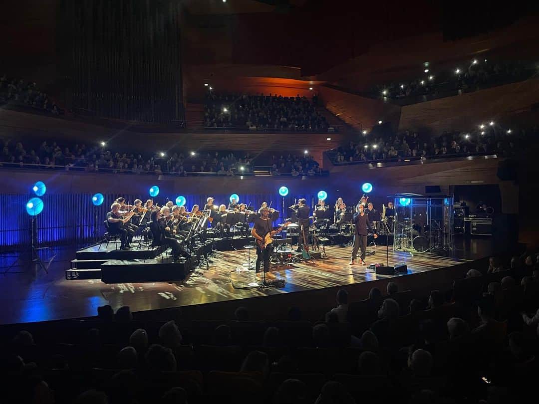 ミューさんのインスタグラム写真 - (ミューInstagram)「Tak København! Sikke en dejlig aften 🤍 Tak til alle som kom, og tak til @dkunderholdningsorkester og dirigent @andreasveto 🤍 Last show tomorrow!」2月23日 6時47分 - mewofficial
