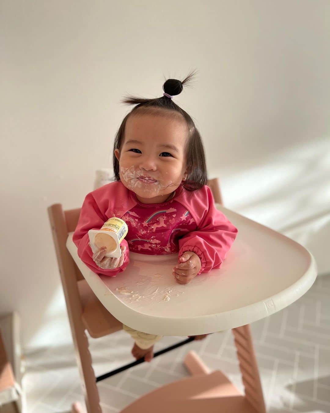 久永輝明さんのインスタグラム写真 - (久永輝明Instagram)「#チビノ 1歳3ヶ月。 最近の流行りはヨーグルトの踊り食い。」2月23日 7時19分 - teruakifukuoji