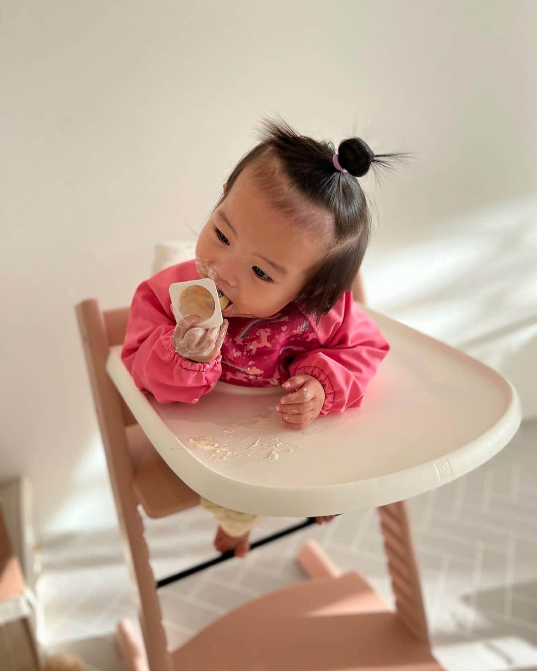 久永輝明さんのインスタグラム写真 - (久永輝明Instagram)「#チビノ 1歳3ヶ月。 最近の流行りはヨーグルトの踊り食い。」2月23日 7時19分 - teruakifukuoji