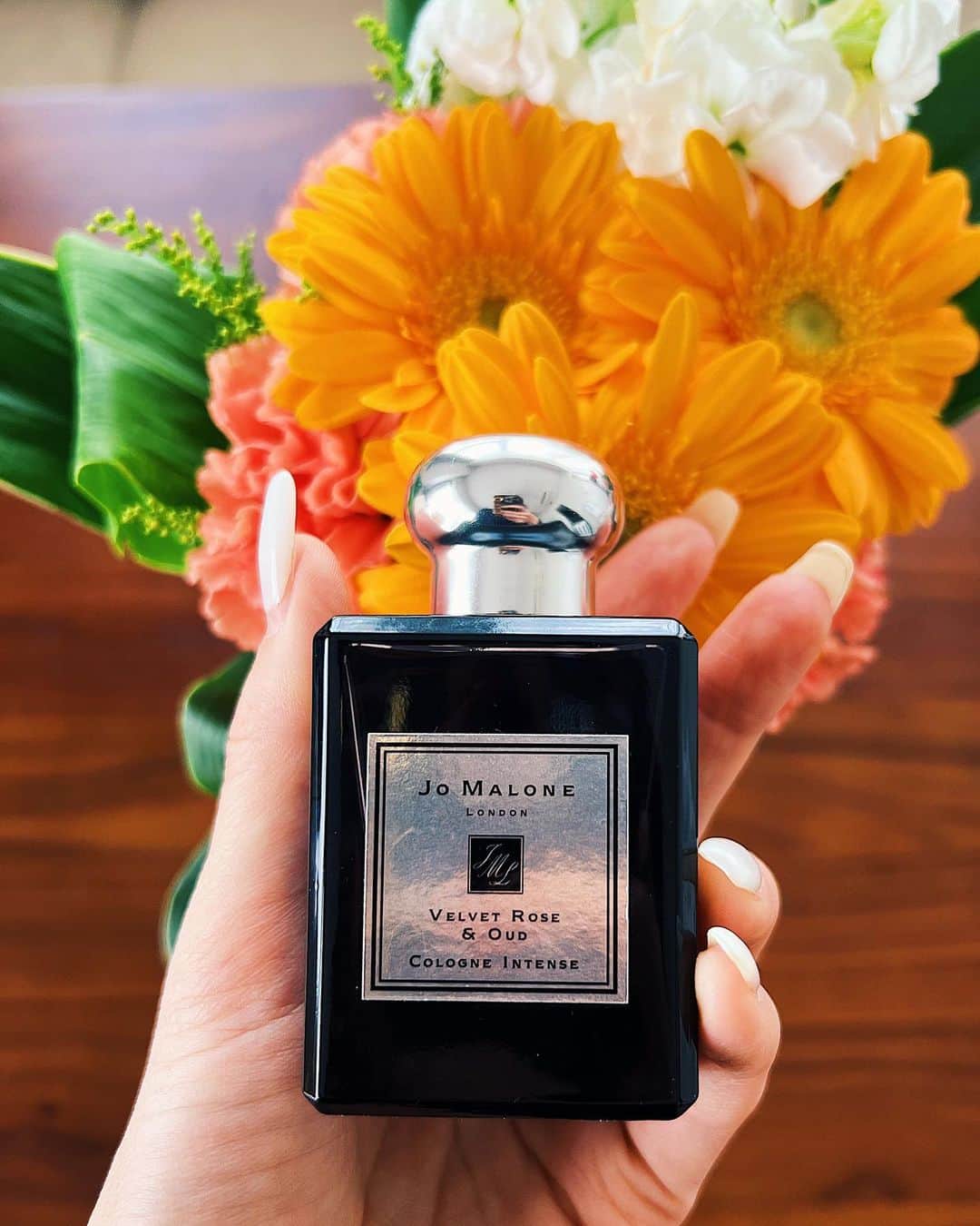 七菜香さんのインスタグラム写真 - (七菜香Instagram)「𝐌𝐘 𝐅𝐀𝐕𝐎𝐑𝐈𝐓𝐄🖤  長年CHANELの香水を愛用してたけど 最近はこの香りに浮気中😚 程よい甘さでずっと嗅いでたくなる匂い🥰 香水って人の印象に残るから めちゃくちゃ好きなんだよね♡  #perfume  #jomalone  #favorite  #instamood #instagood  #💐」2月22日 23時27分 - nanaka0118