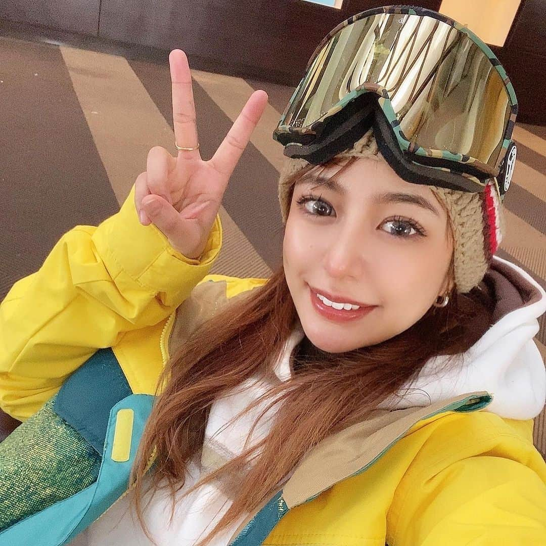 まさちゃんのインスタグラム：「今年の雪は異常なほどサラサラパウダーでした🙏 スノボ後の温泉サウナからのご飯が至福すぎるのよ〜😭  今シーズンはスタートが遅かったので来月は2回くらい行けたらいいな😣💦  #筋トレ #トレーニング #ダイエット #workout #フィットネス #ジム #ゆるふわ #ㅋㅋㅋ #謝謝 #漂亮 #얼짱아기 #fitness #gym #唇 #ワークアウト #スポーツモデル #プロテイン #tokyo #training #美容 #むちむち　#アパレル　#スノボコーデ　#スノボ　#スノボ女子  #サ活 #サ飯」