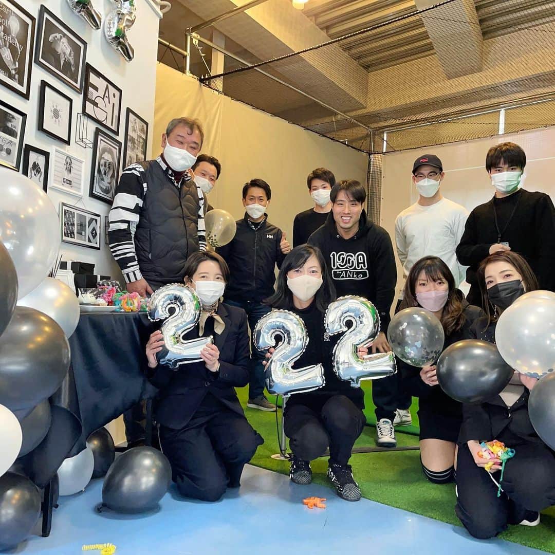 鈴木雅仁のインスタグラム：「@egai_golf オープン！ 新しいチャレンジ！アースアカデミーの新規事業として11月にチームが発足し、EGAI GOLF STUDIO新店舗オープンのスタートラインには立ちました。まだまだ不足している事も多く、集客し利益を出す＝ビジネスとして、これからが本当の勝負になります。  スポーツ×データ活用  【カラダの動きを数値化する】 今後のスポーツには欠かせないツールに絶対なります。 既にオリンピックの採点サポートシステムにも使われている技術を取り入れています。  人間の眼で見た曖昧な指導だったのをAIで数値し効率化する。 【感覚、経験、勘】→【数値化、可視化、見える化】  お客様に楽しくゴルフライフを送ってもらえるような魅力を作っていき、施設のファンがたくさん増えるように頑張ります。  Special Thanks @2tomman   #一緒に働く仲間を探しています  #子供心を忘れない #チャレンジが人生を変えていく #スポーツの未来を変えていく  #セカンドキャリア　#デュアルキャリア #ビジネスアスリート #スポーツデータ #aiゴルフ #EGAI #egaigolfstudio #AIGIA #スイングデータ #ゴルフ #インドアゴルフ #ゴルフスタジオ」