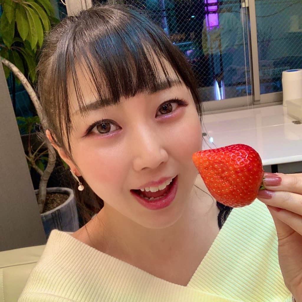 高橋沙織さんのインスタグラム写真 - (高橋沙織Instagram)「せっかく東京に行くなら...と。  プチアンバサダー？を名乗らせていただいているbergamot fruitさんに突然お邪魔してきました！！  季節のフルーツサンドや可愛すぎるカットフルーツで有名なbergamot fruitさん♡ そしてお店に行ったらどうしても食べてみたかったオーダーメイドのフルーツパフェ。  フルーツコンシェルジュの熊木さんがその場で作ってくださるのですが、 突然行ったのでめちゃくちゃびっくりしながらも、「なんかいっぱい載せちゃいました〜！！」と超超豪華なパフェが出てきました！！  16種類もフルーツが載った贅沢すぎるパフェに、フルーツ大好きの私はテンション上がりまくり〜幸せすぎる時間を過ごさせていただきました。 もちろんペロリと完食。 熊木さんも私の食べっぷりに驚いてました！笑  このパフェ、高橋沙織スペシャルパフェとオーダーすれば食べられるみたいよ♪ 詳しくは @bergamotfruits  さんのインスタでも紹介いただいてるのでチェックしてね\(//∇//)\  #bergamotfruit #bergamot #ベルガモット #武蔵小山 #フルーツコンシェルジュ #フルーツパフェ #フルーツサンド #フルーツ大好き芸人 #アルミカン高橋 #プチアンバサダー」2月22日 23時59分 - arumikan_saorin