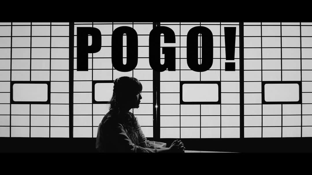 小鳩ミクのインスタグラム：「🕊🕊 cluppo new music video 『POGO!』 公開されましたっぽ🕊  サイケでカラフルで かっこよくたのしかわいい新しいcluppoを 感じていただけましたでしょうかっぽ？？🌏❤️  楽しく色んなことを詰め込んでますっぽ！ ぜひ何回もみて沢山の発見をしてほしいっぽ🌟  2022.3.9リリースのEP 『hatofull』 POGO!以外の新曲も 全然違う色合いのテイストが詰まってますっぽ！ 特典も発表されたっぽよ🕊  クリアファイルなどに書いてある hatofullの文字はもちろん私が書いたものっぽ！🖌  こちらもぜひよろしくっぽね！🌟🕊 皆様で世界平和っぽ🌏❤️  #cluppo #世界平和 #ヒッピーポッポ  #平和はぽで始まる　っぽ？？　#pogo」