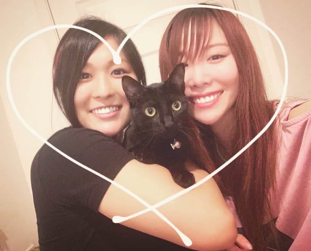 カイリ・セインのインスタグラム：「I love Io and Peta. ペタちゃん。これからもずっとイオママのこと見守っていてね。 ずっと一緒🐈‍⬛  #ねこ  ＃猫の日   February 22nd Cat Day in Japan」