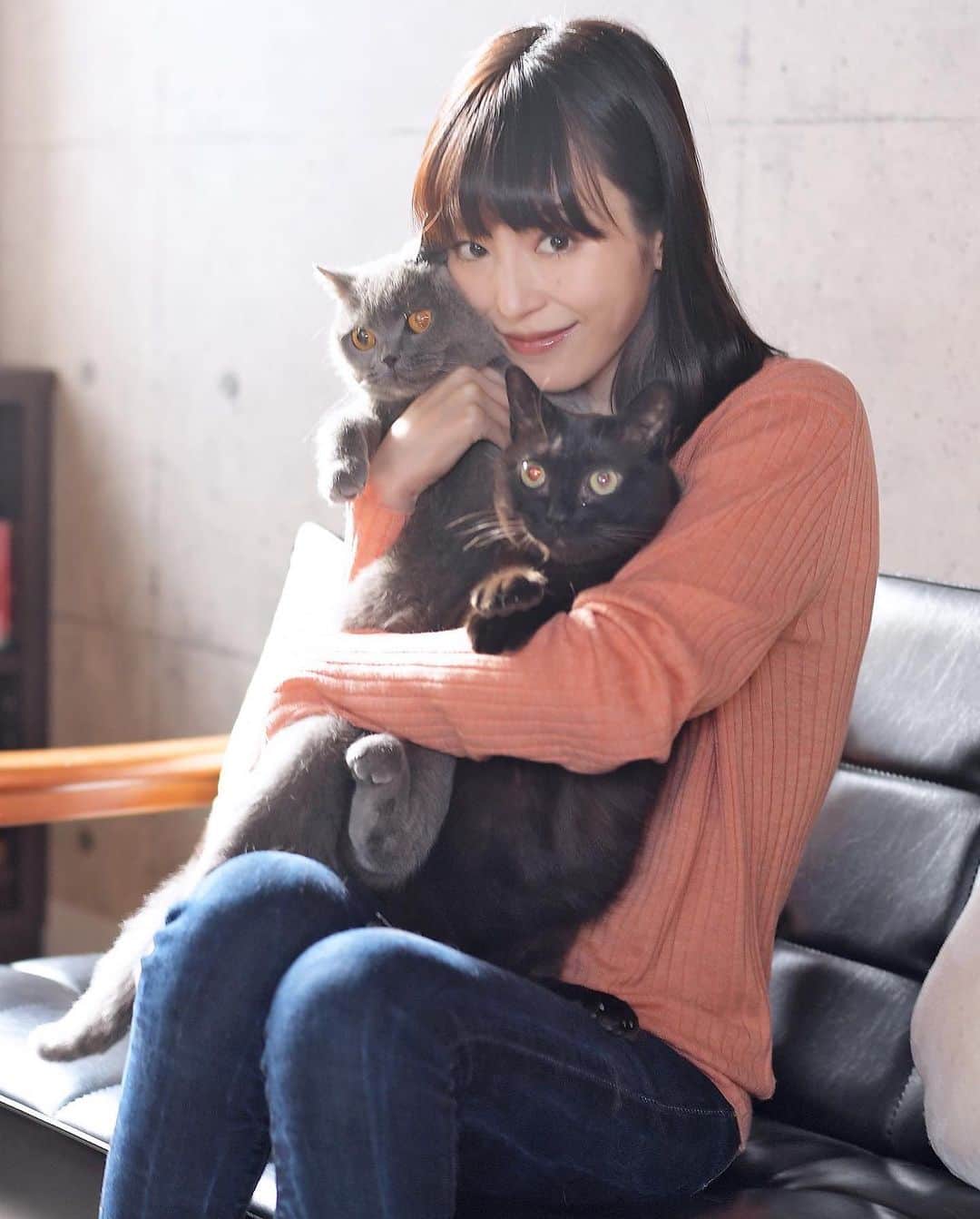 平野綾さんのインスタグラム写真 - (平野綾Instagram)「#猫の日  だったので、 ⁡ 《週刊現代》 "人生の相棒" 第529回に、 道長・沙羅とのインタビューを掲載していただいた時のアザーカットとオフショットです。 素敵な写真をたくさんありがとうございました！ ⁡ ⁡ 10年なんてあっという間。 一緒にいてくれてありがとう。 ⁡ ⁡ #週刊現代  #講談社 #人生の相棒 #みちしゃら #道長 #沙羅 #ayahirano #平野綾」2月23日 0時24分 - a_ya.hirano