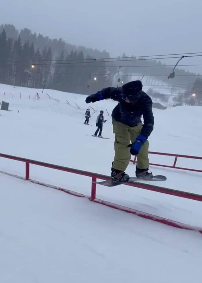 アナログクロージングのインスタグラム：「@lukewinkelmann takes on Finland 🇫🇮  📍 @sveitsinhiihtokeskus  -- #Burton #Snowboarding 🤳 @jesseaugustinus」