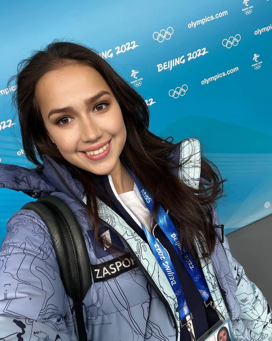 アリーナ・ザギトワのインスタグラム：「Как же грустно, что всё хорошее так быстро заканчивается... Олимпиада прошла, а меня до сих пор переполняют эмоции 🙈   Каждый новый день приносил ещё больше впечатлений!  Пересматривая фотографии с соревнований наших спортсменов, меня посетила отличная мысль – а не поболтать ли нам с вами? 😍  Поделимся друг с другом всем самым интересным в прямых эфирах😏 Первую трансляцию проведём уже завтра в 19:00 в TikTok ✅  А для того, чтобы наше общение получилось более насыщенным, напишите мне в комментариях, какие вопросы и темы вы бы хотели обсудить? ❤️」