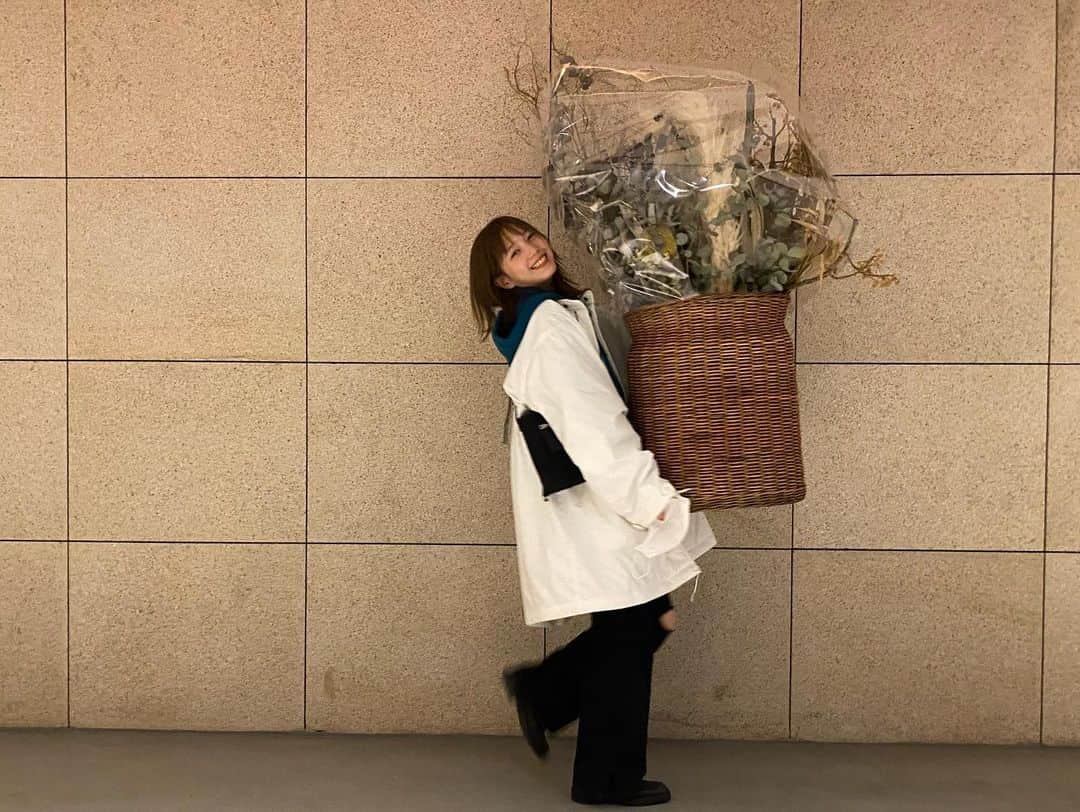 本田翼さんのインスタグラム写真 - (本田翼Instagram)「🧺 @zarahome で買ったバスケットが 思いのほか大きすぎてやっちまったな…と 思っていたのですが、ここに花を入れよう😳💐 と思い立ち @irotoiro_ へ🏃‍♂️ このバスケットに花詰め込んで下さい。家はベージュ系です。 という突然かつ無茶な要求に応えて下さり すんごく素敵に仕上げてくれました。 ありがとうございます！ インテリアのご参考までに☺️ ちなみにドライフラワーです！ #インテリア #海外サイズには気をつけよう」2月23日 16時56分 - tsubasa_0627official