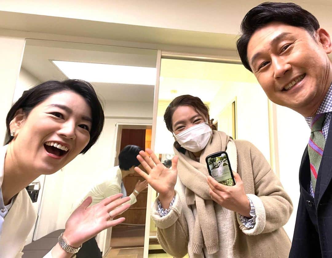 下山英哉さんのインスタグラム写真 - (下山英哉Instagram)「スタジオは… かごしま4が終わり… ニューズナウへ  料理コーナー担当の コハシヒロミさんとすれ違いました😊  今週も… 「かごしまのいま」をお届けします！  #ニューズナウ #2週目 #美坂理恵 アナと #かごしま4 #コハシヒロミ　さん #仲良し女子 #スタジオ控え室 #すれ違う #mbc1ch #mbctv #mbcnewsnow  #午後6時15分から」2月23日 16時53分 - shimoyama.hideya