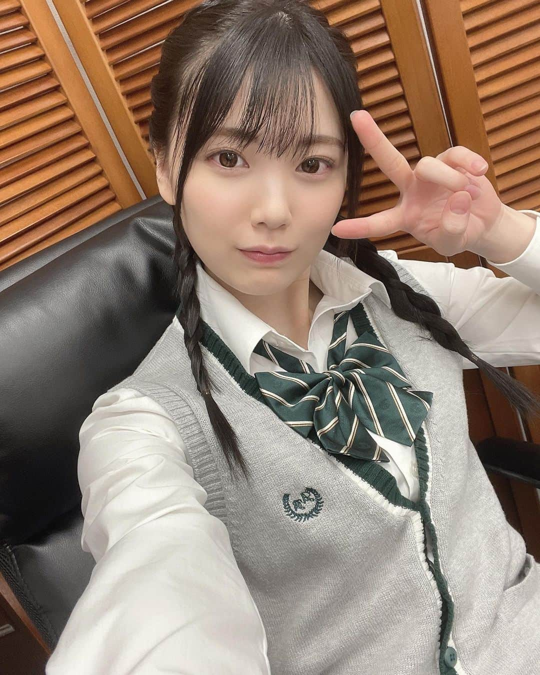 石川澪のインスタグラム：「偉そうな椅子に座るJKの石川さん」