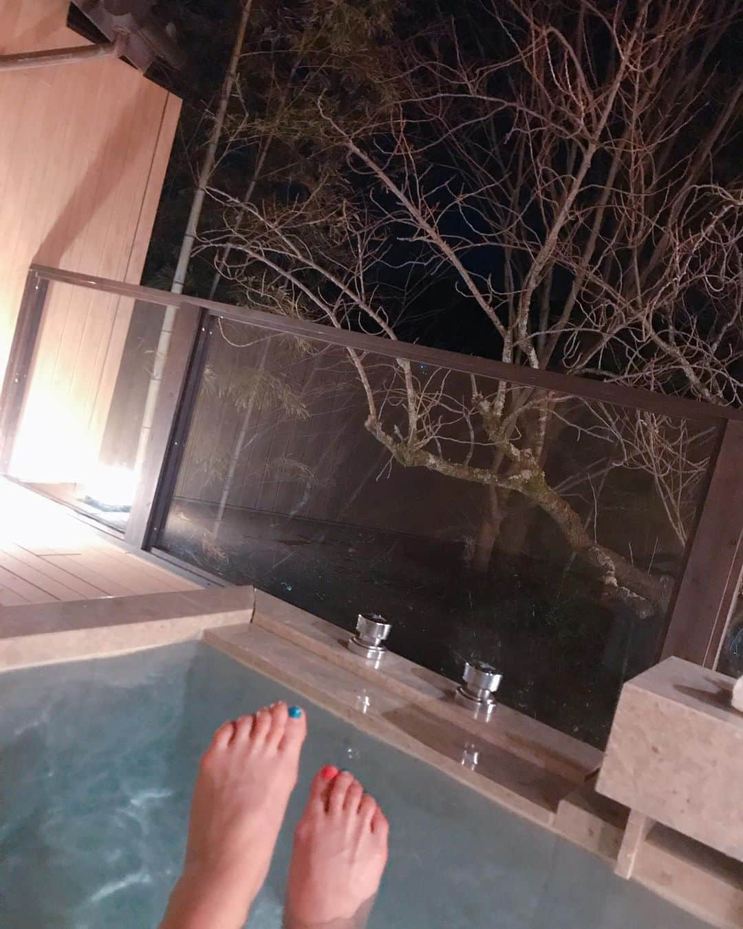 DJ MIYAさんのインスタグラム写真 - (DJ MIYAInstagram)「やっほん💗先日　神奈川県・湯河原のお宿でお母さんと 【湯河原温泉 懐石旅庵  阿しか里 】様に宿泊させて頂きました❤️❤️  写真1枚目は大浴場💗の前にある中庭が見える休憩処♪  お部屋の露天風呂と大浴場の両方楽しめてよかったぁ💗  超贅沢なお宿♪温泉とグルメ大好きなわたしたち親娘❤️にぴったり♪  @Ashikari_official  小さな赤ちゃんなどご家族連れの方にもおすすめの旅館です♪  ◉宿泊のお部屋 2021年12月にリニューアルが完成したばかりのroom 葛城。  ナトリウム塩化物泉が身体に柔らかいお湯の感じが気持ちいいね💖💗  お部屋は❤️葛城  箱根外輪山を望む露天風呂付大型和洋室「葛城」（100平米）  源泉かけ流し露天風呂❤️  大きな窓が開放的でお部屋が広々としていまーす🌈 露天風呂の温泉♨️も何回も入り⭐︎お母さんと湯河原の温泉に癒されますねっっ💕  大浴場の前には朝はヤクルト、あとは冷蔵庫にプチゼリーが凍ってて美味しかった💖  冷蔵庫の飲み物もフリー💕❤️ （ビール、烏龍茶、湯河原地元のみかんジュース🍊など）コーヒーマシーンや紅茶などもお部屋にご用意いただいてたのが嬉しい💗♪  マッサージチェアやヨガマットもお部屋にあって至れりつくせりで癒されちゃいますね♪♪  ◉客　室 全19室　和洋室露天風呂付 ◉お風呂  客室露天風呂と大浴場あり ◉駐車場あり ◉Wifi あり  JR 湯河原駅から送迎車で5分  撮影日:2月17日 2022.  神奈川県足柄下郡湯河原町宮上734  #おこもりステイ #阿しか里 #湯河原 #湯河原温泉 #湯河原旅館 #神奈川県 #温泉 #観光スポット #フォトジェニック #旅ブロガー #インフルエンサー #インスタグラマー #旅インフルエンサー #旅行好き #国内旅行 #温泉旅行 #トラベラー #トラベルインフルエンサー #ホテルステイ #ワーケーション  #湯河原旅行 #温泉女子旅 #女子旅 #高級旅館 #グルメインフルエンサー #グルメインスタグラマー #旅行 #湯河原駅 #ホカンス #RYOKAN」2月23日 15時34分 - dj_miya