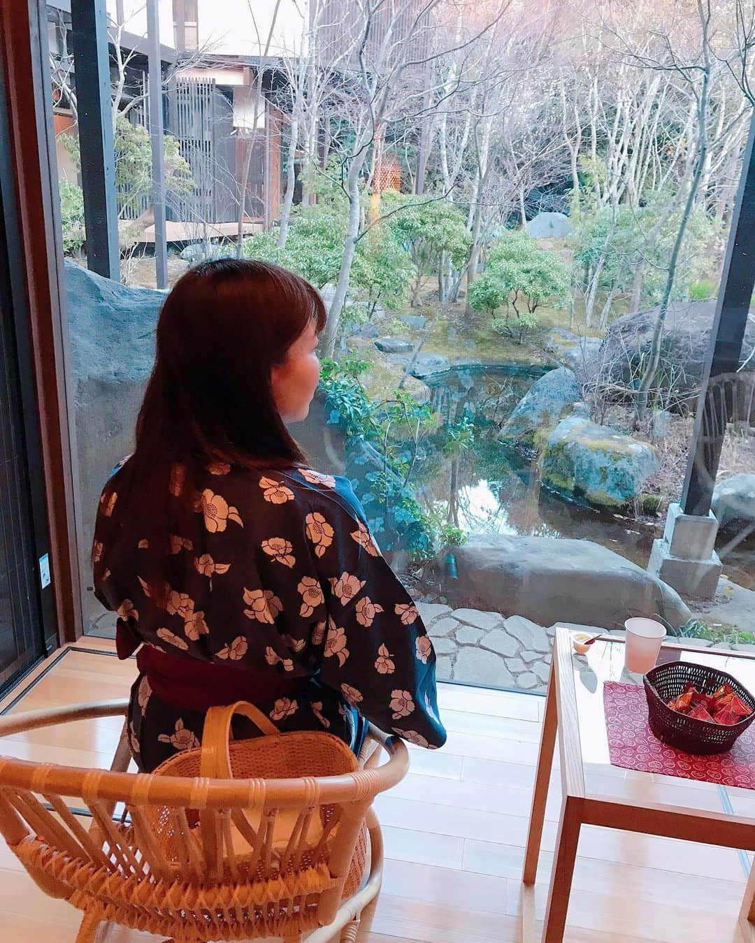 DJ MIYAさんのインスタグラム写真 - (DJ MIYAInstagram)「やっほん💗先日　神奈川県・湯河原のお宿でお母さんと 【湯河原温泉 懐石旅庵  阿しか里 】様に宿泊させて頂きました❤️❤️  写真1枚目は大浴場💗の前にある中庭が見える休憩処♪  お部屋の露天風呂と大浴場の両方楽しめてよかったぁ💗  超贅沢なお宿♪温泉とグルメ大好きなわたしたち親娘❤️にぴったり♪  @Ashikari_official  小さな赤ちゃんなどご家族連れの方にもおすすめの旅館です♪  ◉宿泊のお部屋 2021年12月にリニューアルが完成したばかりのroom 葛城。  ナトリウム塩化物泉が身体に柔らかいお湯の感じが気持ちいいね💖💗  お部屋は❤️葛城  箱根外輪山を望む露天風呂付大型和洋室「葛城」（100平米）  源泉かけ流し露天風呂❤️  大きな窓が開放的でお部屋が広々としていまーす🌈 露天風呂の温泉♨️も何回も入り⭐︎お母さんと湯河原の温泉に癒されますねっっ💕  大浴場の前には朝はヤクルト、あとは冷蔵庫にプチゼリーが凍ってて美味しかった💖  冷蔵庫の飲み物もフリー💕❤️ （ビール、烏龍茶、湯河原地元のみかんジュース🍊など）コーヒーマシーンや紅茶などもお部屋にご用意いただいてたのが嬉しい💗♪  マッサージチェアやヨガマットもお部屋にあって至れりつくせりで癒されちゃいますね♪♪  ◉客　室 全19室　和洋室露天風呂付 ◉お風呂  客室露天風呂と大浴場あり ◉駐車場あり ◉Wifi あり  JR 湯河原駅から送迎車で5分  撮影日:2月17日 2022.  神奈川県足柄下郡湯河原町宮上734  #おこもりステイ #阿しか里 #湯河原 #湯河原温泉 #湯河原旅館 #神奈川県 #温泉 #観光スポット #フォトジェニック #旅ブロガー #インフルエンサー #インスタグラマー #旅インフルエンサー #旅行好き #国内旅行 #温泉旅行 #トラベラー #トラベルインフルエンサー #ホテルステイ #ワーケーション  #湯河原旅行 #温泉女子旅 #女子旅 #高級旅館 #グルメインフルエンサー #グルメインスタグラマー #旅行 #湯河原駅 #ホカンス #RYOKAN」2月23日 15時34分 - dj_miya