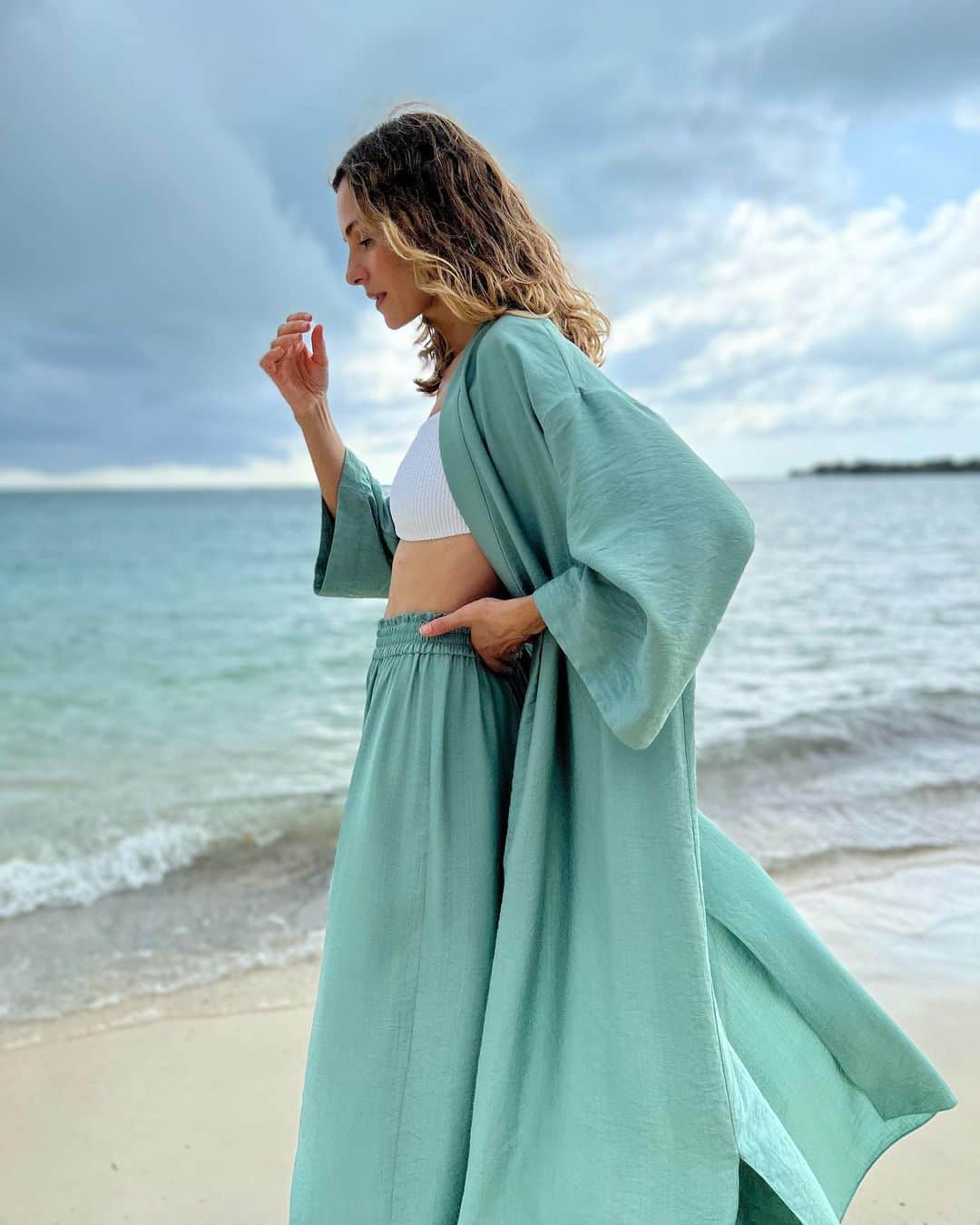 ヴァレンティナ・ゼリャヴァのインスタグラム：「turquoise sea and that feeling of fresh moisture air right before the tropical rain 💙   Beautiful day to shoot our new lounge kimono Sola Collection @sola.wear 💚  New colors, new design coming soon💜  #solawear #SolaCollection #island」