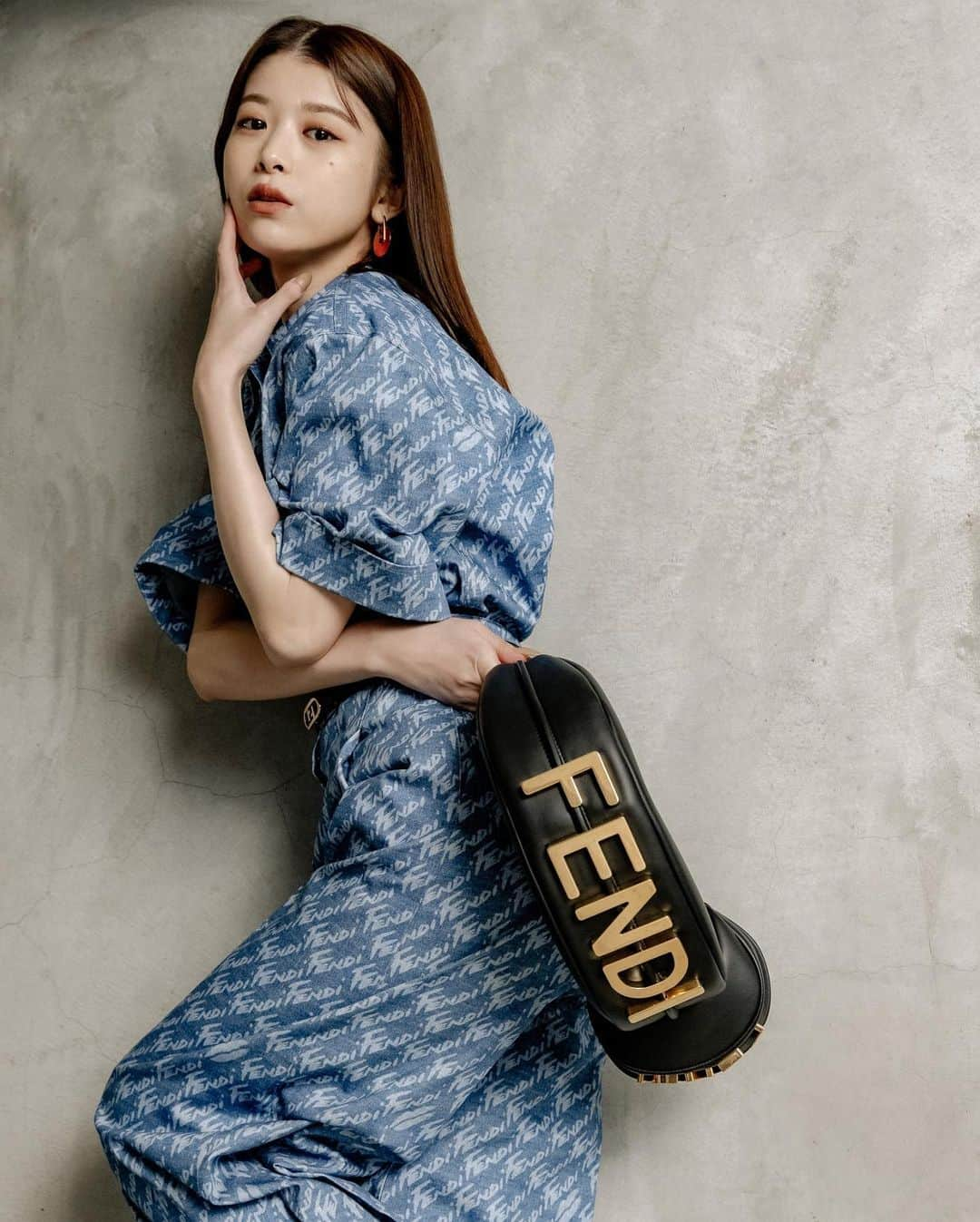 馬場ふみかさんのインスタグラム写真 - (馬場ふみかInstagram)「. FENDI WOMEN’S FW22-23 SHOW  日本時間　本日22:00- fendi.comにてライブ配信 私もお家でリアルタイムで見ます🖤  @fendi   #fendi #fendifw22 #fendigraphy」2月23日 16時03分 - fumika_baba