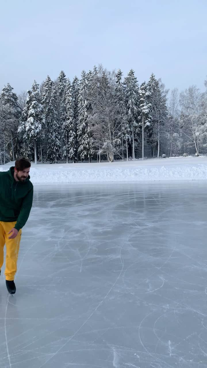 ニール・ブラウンのインスタグラム：「Sometimes it’s just about stepping out of your comfort zone 😄 Fun times  Beautiful weather (-12 though… 🥶) #skating #outdoors #countryboy #finland #icedancer #nature #ice #outdoorrink #lgbt #instagay #instamood #instapic #moodoftheday #followme #instafollow」