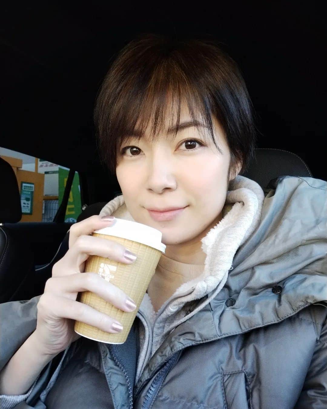 桐島瑞希のインスタグラム：「モデルナ3回目💉 (モデルナ×3です🙋) 前回高熱出たけど、今回はどうかな？ セブンのカフェラテ飲んで🐸」