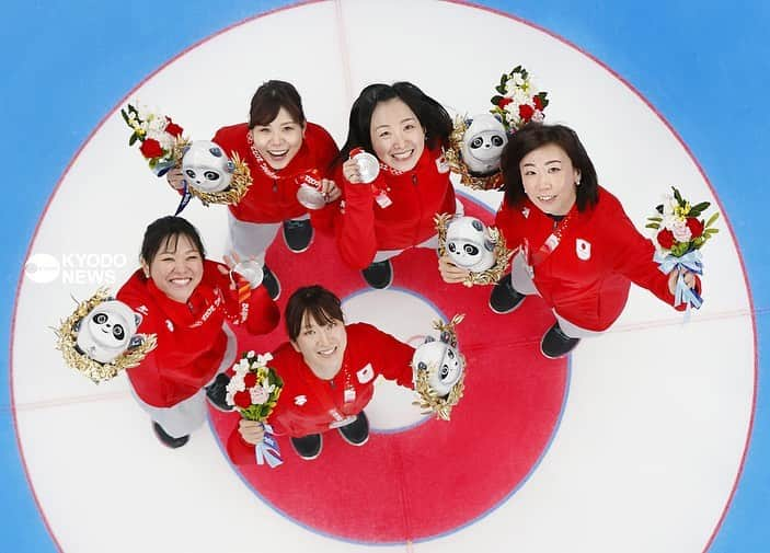 吉田知那美さんのインスタグラム写真 - (吉田知那美Instagram)「・ I’m so proud of my amazing teammates. We just love curling. We just wanna show our curling.It hasn’t changed all the time even if we play in local bonspiels or Olympics.  Congratulations to @team_muirhead for your brilliant gold medal🥇and Congratulations to my favorites curlers @teamhasselborg 🥈 Thank you for all of amazing curlers!!  @gorin Photo by @kyodonews @worldcurling」2月23日 16時26分 - chinami1991