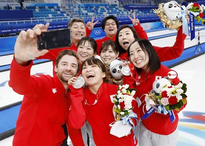 吉田知那美さんのインスタグラム写真 - (吉田知那美Instagram)「・ I’m so proud of my amazing teammates. We just love curling. We just wanna show our curling.It hasn’t changed all the time even if we play in local bonspiels or Olympics.  Congratulations to @team_muirhead for your brilliant gold medal🥇and Congratulations to my favorites curlers @teamhasselborg 🥈 Thank you for all of amazing curlers!!  @gorin Photo by @kyodonews @worldcurling」2月23日 16時26分 - chinami1991