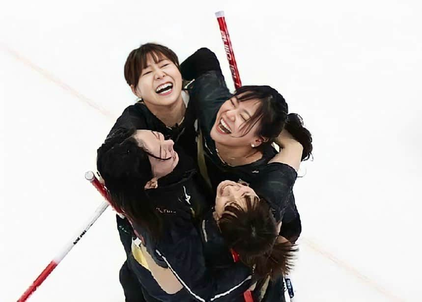 吉田知那美さんのインスタグラム写真 - (吉田知那美Instagram)「・ I’m so proud of my amazing teammates. We just love curling. We just wanna show our curling.It hasn’t changed all the time even if we play in local bonspiels or Olympics.  Congratulations to @team_muirhead for your brilliant gold medal🥇and Congratulations to my favorites curlers @teamhasselborg 🥈 Thank you for all of amazing curlers!!  @gorin Photo by @kyodonews @worldcurling」2月23日 16時26分 - chinami1991