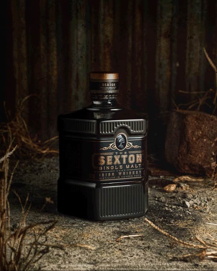 ロス・マーカンドのインスタグラム：「As someone who loves Irish whiskey and being a veteran cast member of The Walking Dead, I'm so excited to unite two personal passions and introduce you all to The Official Whiskey of The Walking Dead.  Stock up for the season by pre-ordering a bottle of the brand new, limited edition @amcthewalkingdead / @thesexton Whiskey on Reserve Bar before it's too late!   #TheSexton #TheWalkingDead #WhiskeyDrinkers #TWD #SingleMalt」