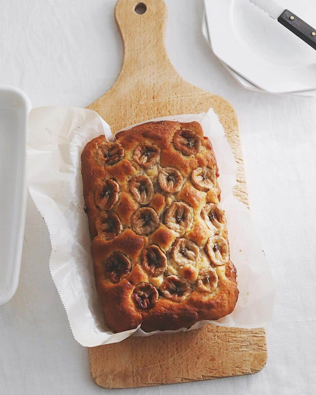 樋口正樹さんのインスタグラム写真 - (樋口正樹Instagram)「Banana cake 🍌 . 朝ご飯にバナナケーキ。 昨晩せっせとつくって、 一晩寝かしてしっとり 素朴だけどいい感じの 味に仕上がりましたー。 . パンケーキミックスは 北野エースの👉@kitanoace . . . #バナナケーキ #バナナブレッド #ホーローバット #ホットケーキミックスレシピ #パンケーキミックス #バナナ #バナナブレッドの日 #野田琺瑯 #北野エース #北野エースで購入 #bananabread #bananabreadday #bananacake #thebakefeed #kitanoace #cakecakecake」2月23日 8時21分 - higuccini