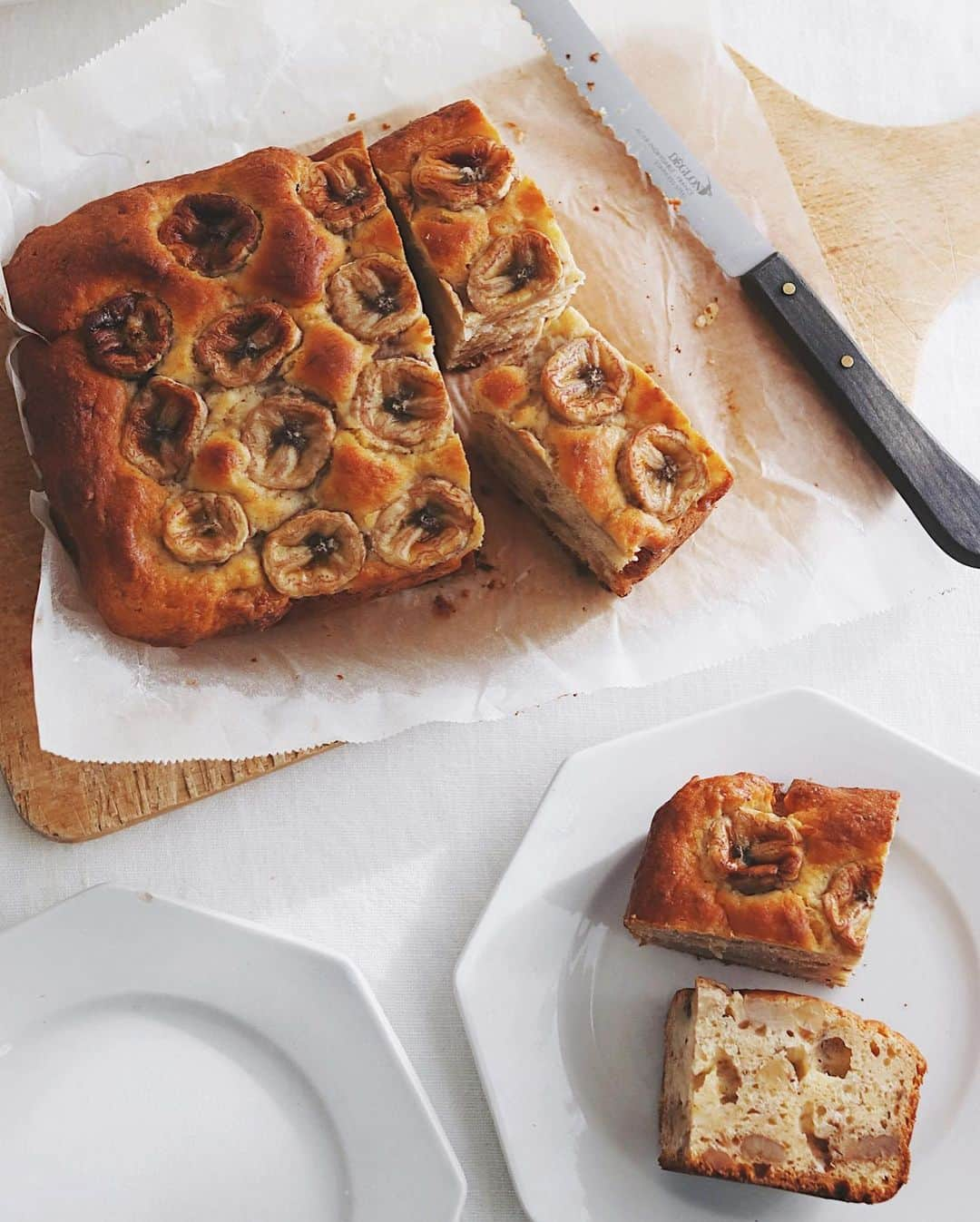 樋口正樹さんのインスタグラム写真 - (樋口正樹Instagram)「Banana cake 🍌 . 朝ご飯にバナナケーキ。 昨晩せっせとつくって、 一晩寝かしてしっとり 素朴だけどいい感じの 味に仕上がりましたー。 . パンケーキミックスは 北野エースの👉@kitanoace . . . #バナナケーキ #バナナブレッド #ホーローバット #ホットケーキミックスレシピ #パンケーキミックス #バナナ #バナナブレッドの日 #野田琺瑯 #北野エース #北野エースで購入 #bananabread #bananabreadday #bananacake #thebakefeed #kitanoace #cakecakecake」2月23日 8時21分 - higuccini